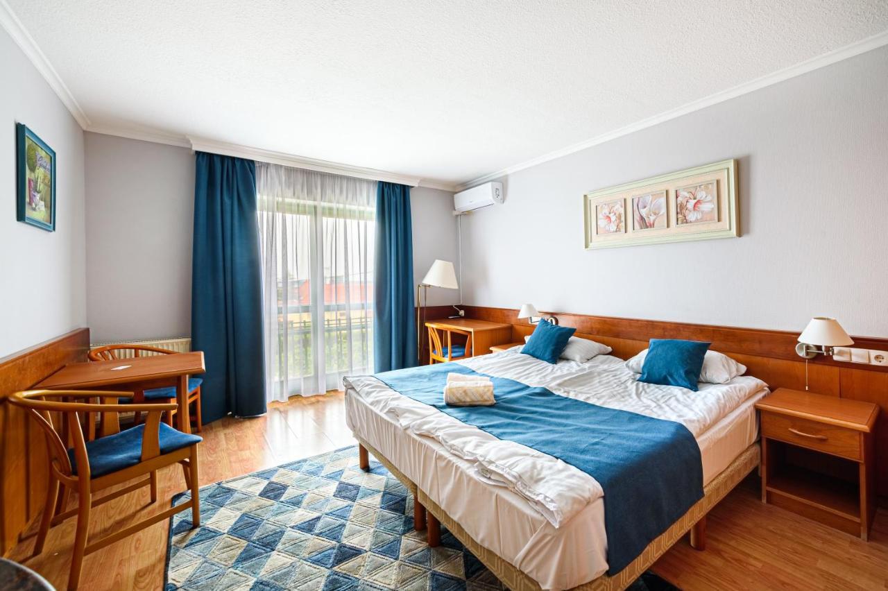 Holiday Club Apartman Hotel เฮวิซ ภายนอก รูปภาพ
