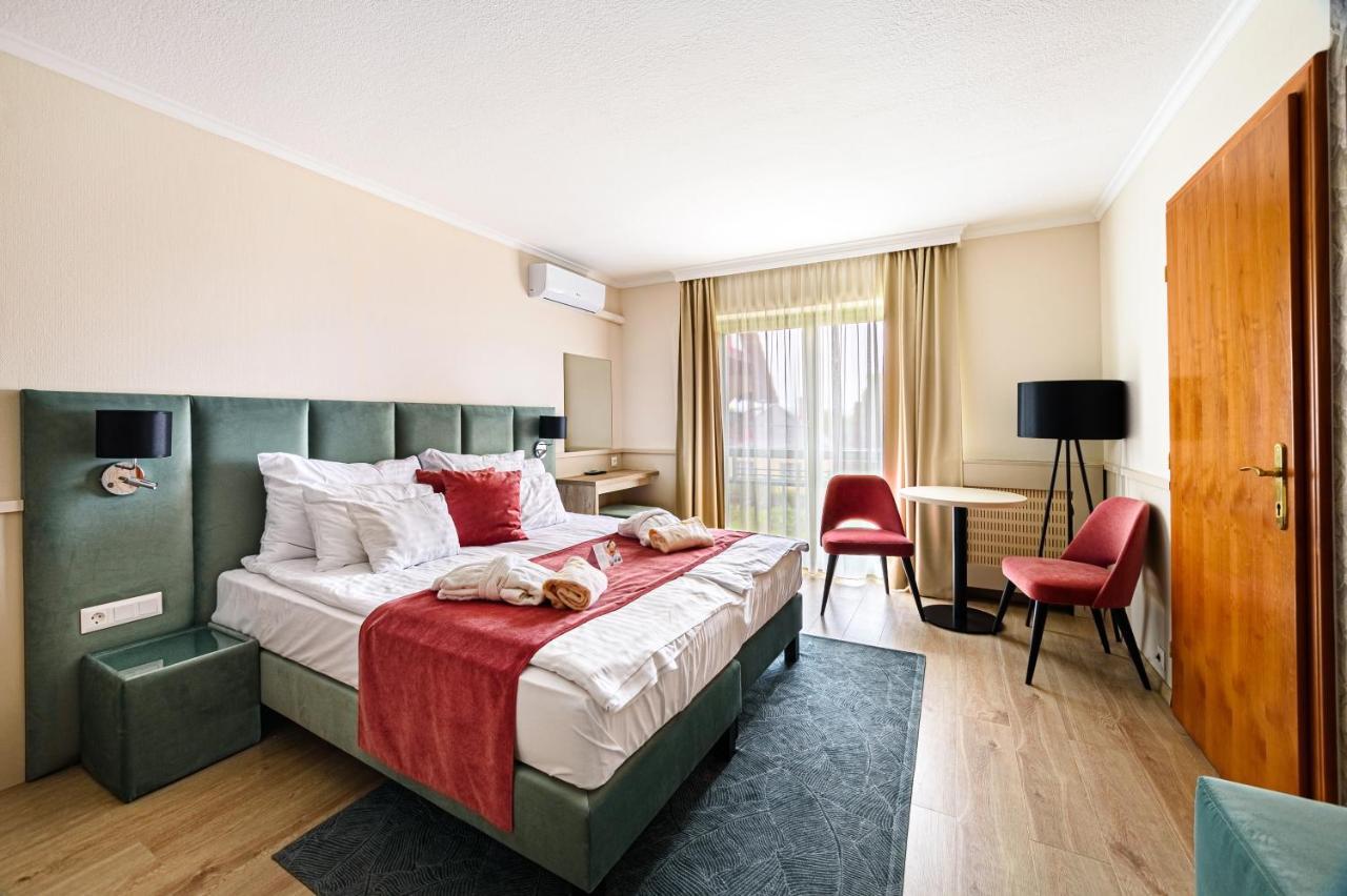 Holiday Club Apartman Hotel เฮวิซ ภายนอก รูปภาพ