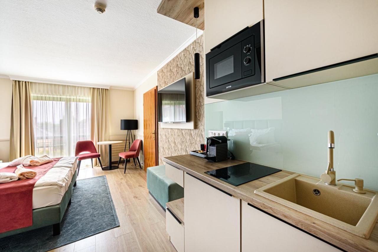 Holiday Club Apartman Hotel เฮวิซ ภายนอก รูปภาพ