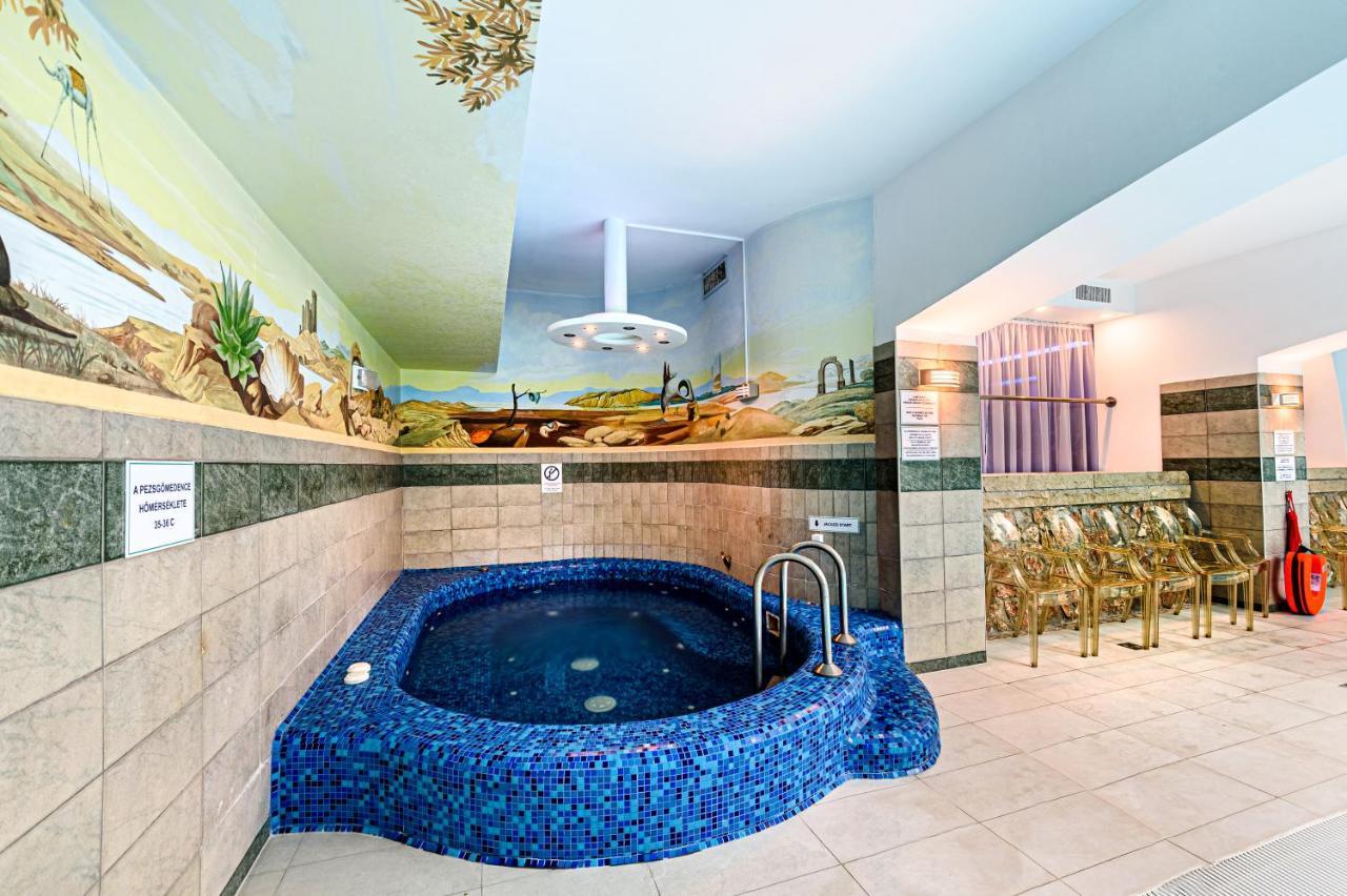 Holiday Club Apartman Hotel เฮวิซ ภายนอก รูปภาพ