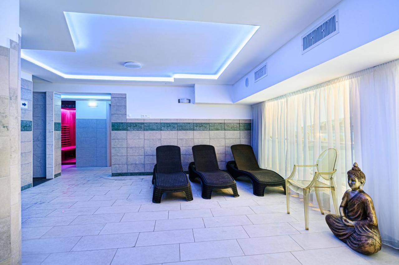 Holiday Club Apartman Hotel เฮวิซ ภายนอก รูปภาพ