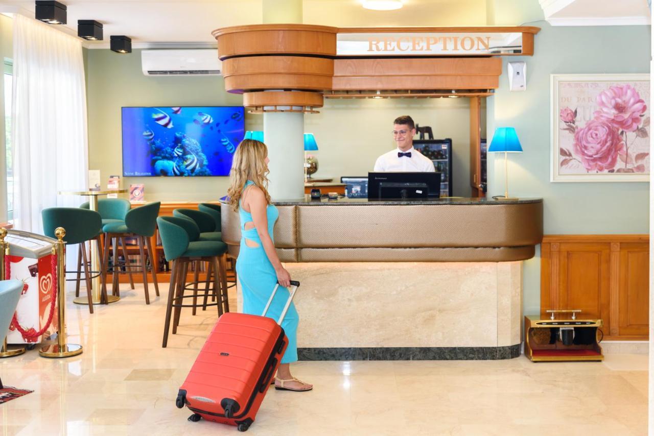 Holiday Club Apartman Hotel เฮวิซ ภายนอก รูปภาพ