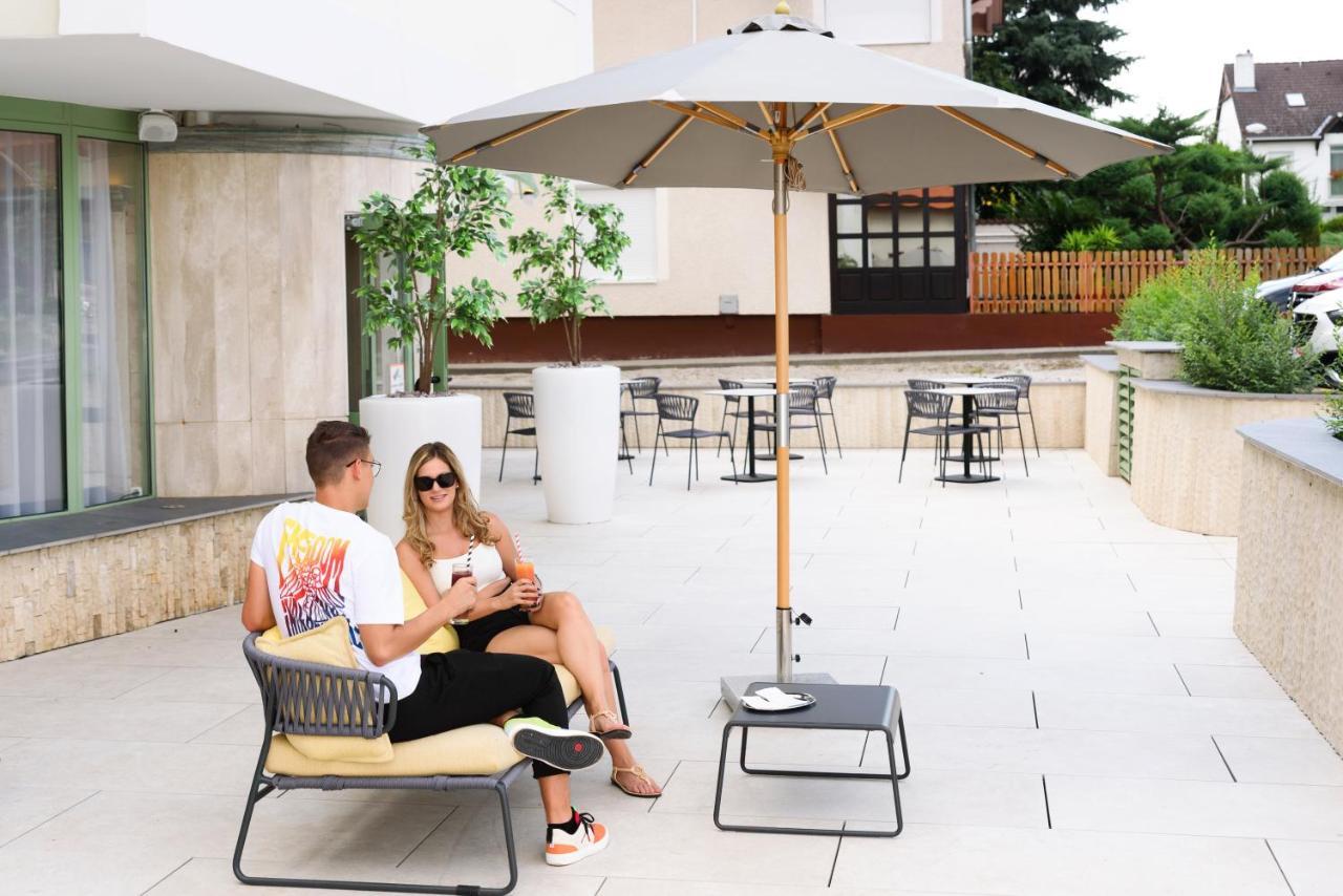 Holiday Club Apartman Hotel เฮวิซ ภายนอก รูปภาพ