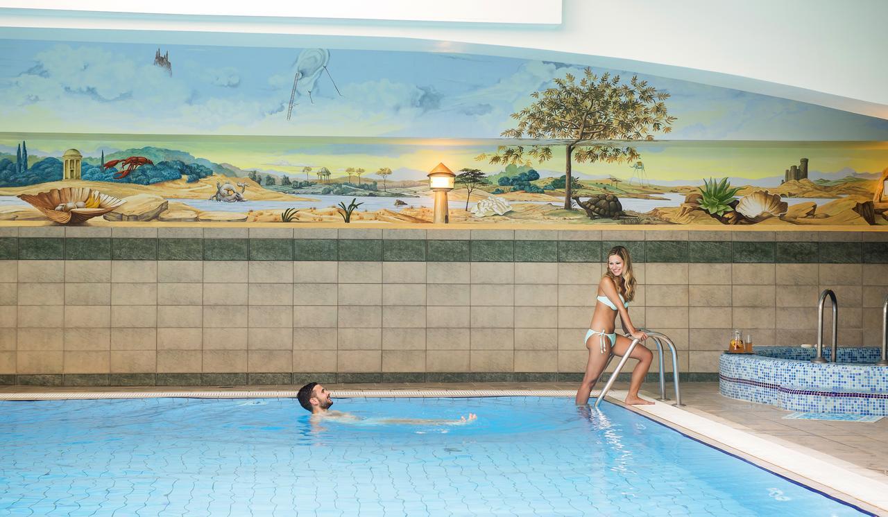 Holiday Club Apartman Hotel เฮวิซ ภายนอก รูปภาพ