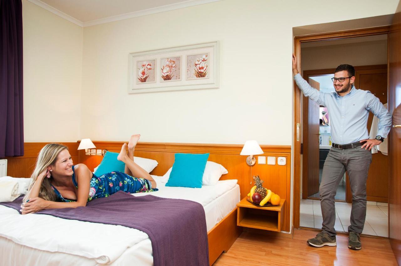 Holiday Club Apartman Hotel เฮวิซ ภายนอก รูปภาพ
