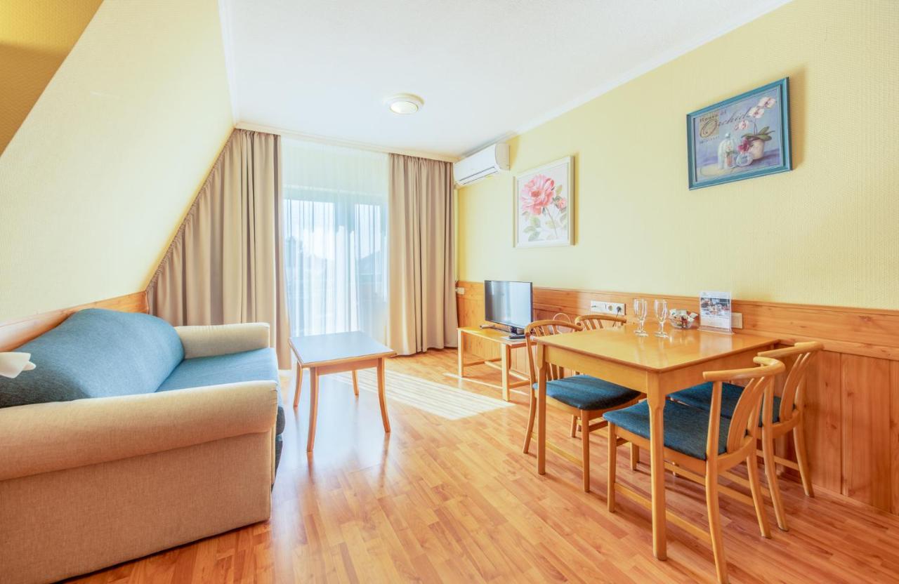 Holiday Club Apartman Hotel เฮวิซ ภายนอก รูปภาพ