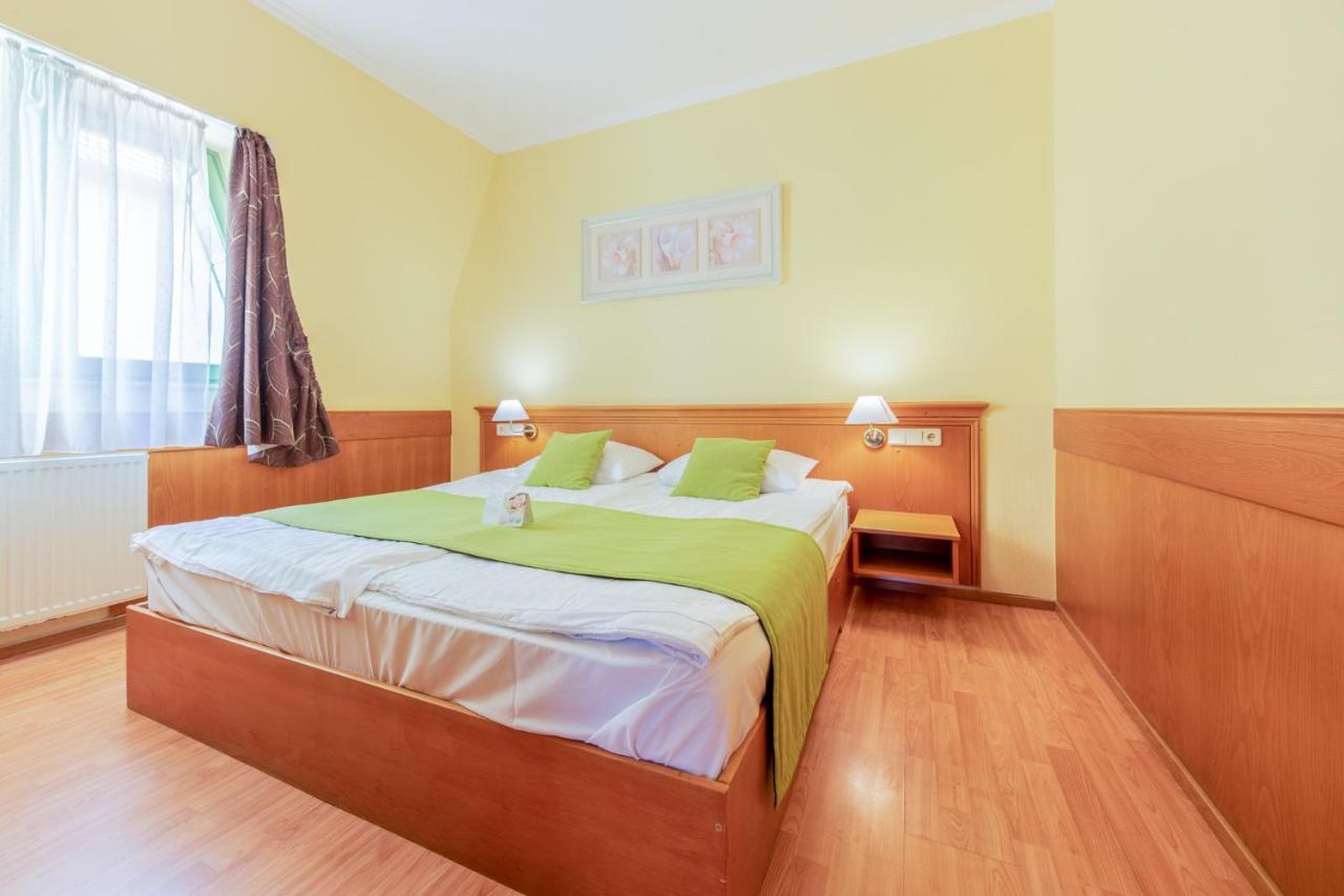 Holiday Club Apartman Hotel เฮวิซ ภายนอก รูปภาพ