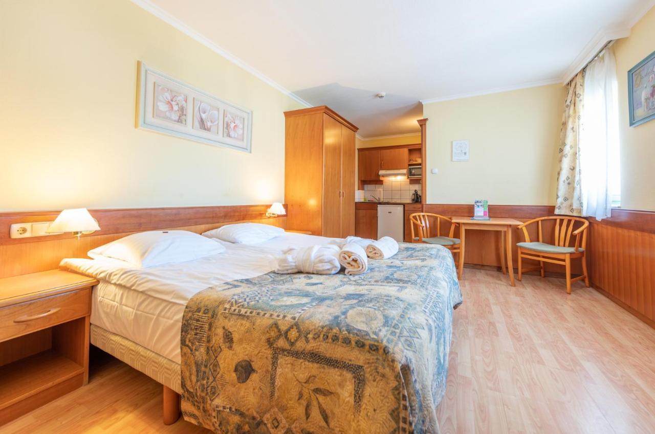 Holiday Club Apartman Hotel เฮวิซ ภายนอก รูปภาพ