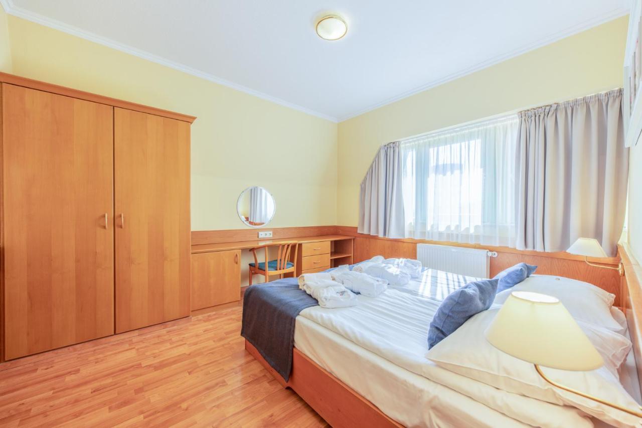 Holiday Club Apartman Hotel เฮวิซ ภายนอก รูปภาพ