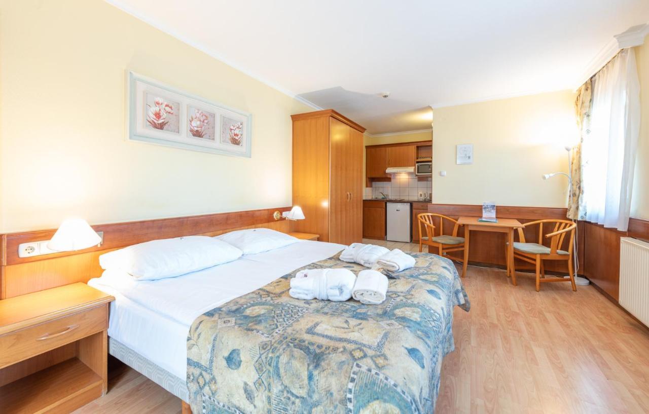 Holiday Club Apartman Hotel เฮวิซ ภายนอก รูปภาพ