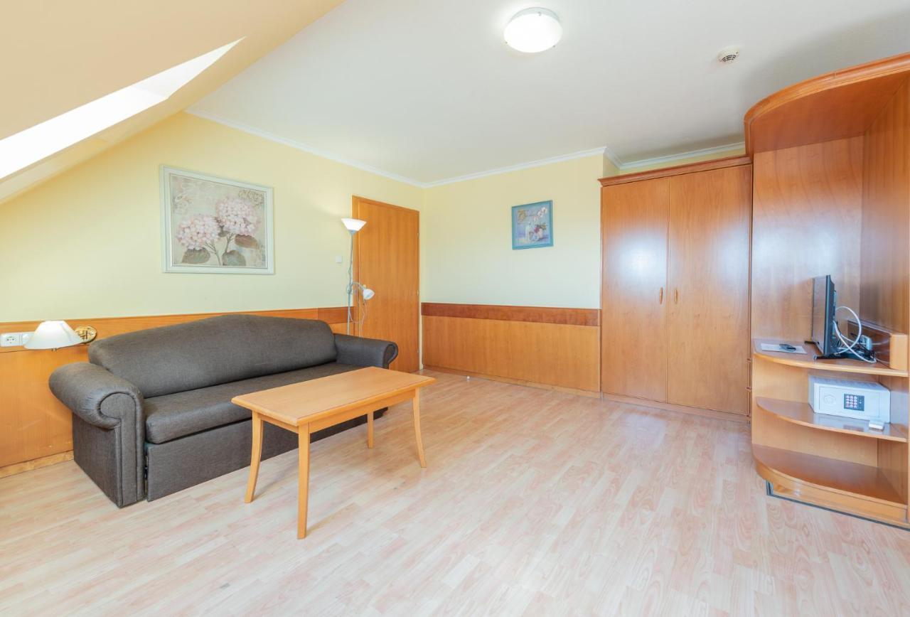 Holiday Club Apartman Hotel เฮวิซ ภายนอก รูปภาพ