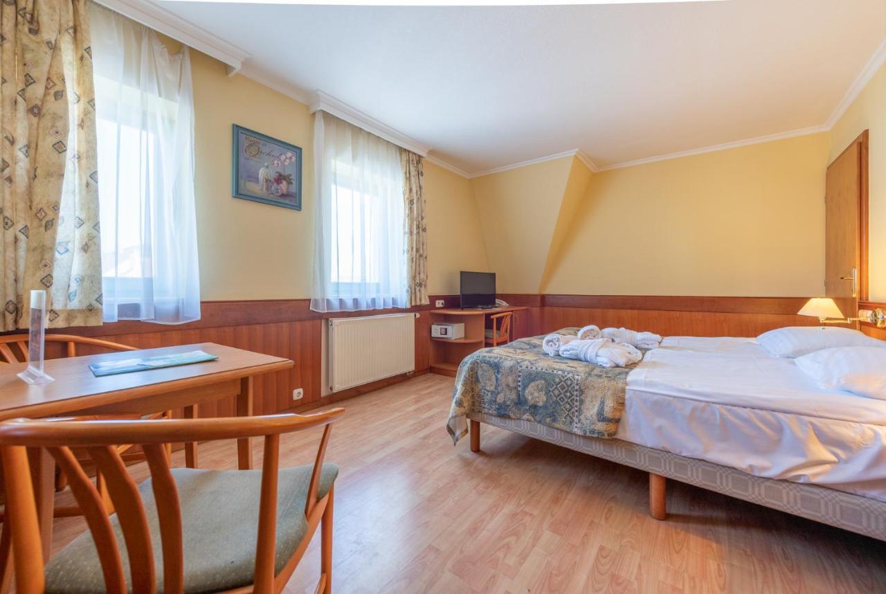 Holiday Club Apartman Hotel เฮวิซ ภายนอก รูปภาพ