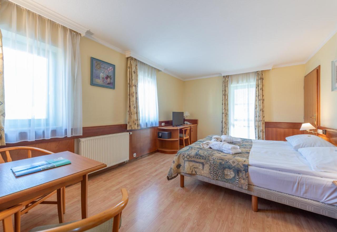 Holiday Club Apartman Hotel เฮวิซ ภายนอก รูปภาพ