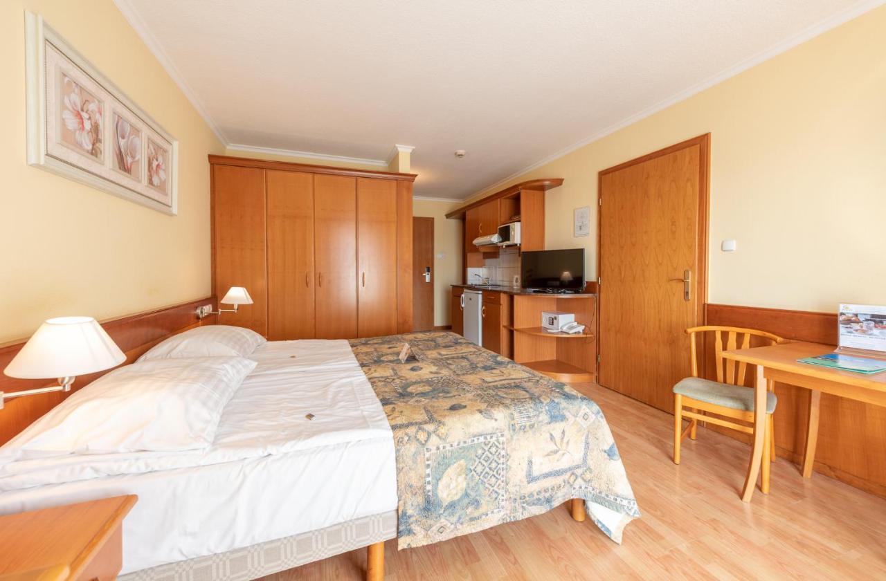 Holiday Club Apartman Hotel เฮวิซ ภายนอก รูปภาพ