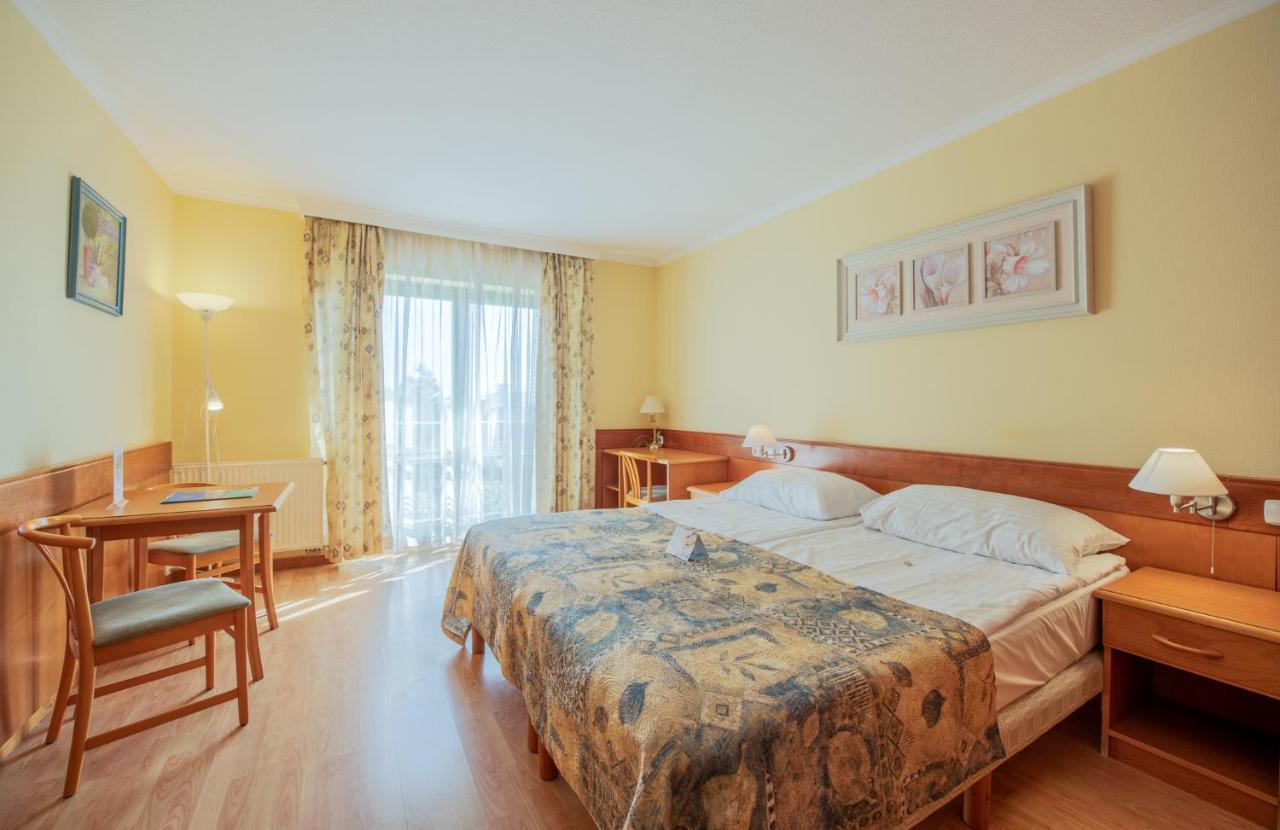 Holiday Club Apartman Hotel เฮวิซ ภายนอก รูปภาพ