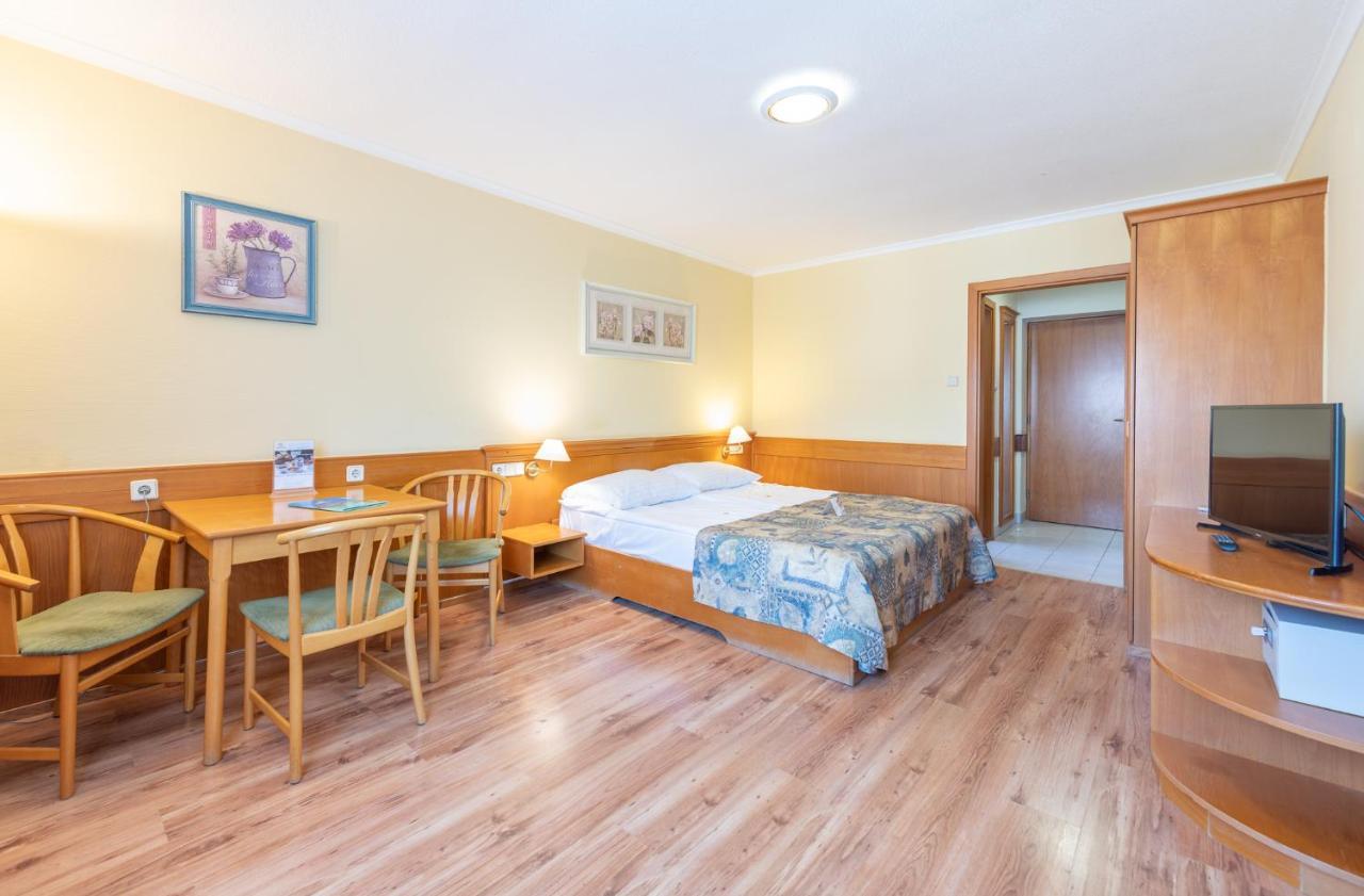 Holiday Club Apartman Hotel เฮวิซ ภายนอก รูปภาพ