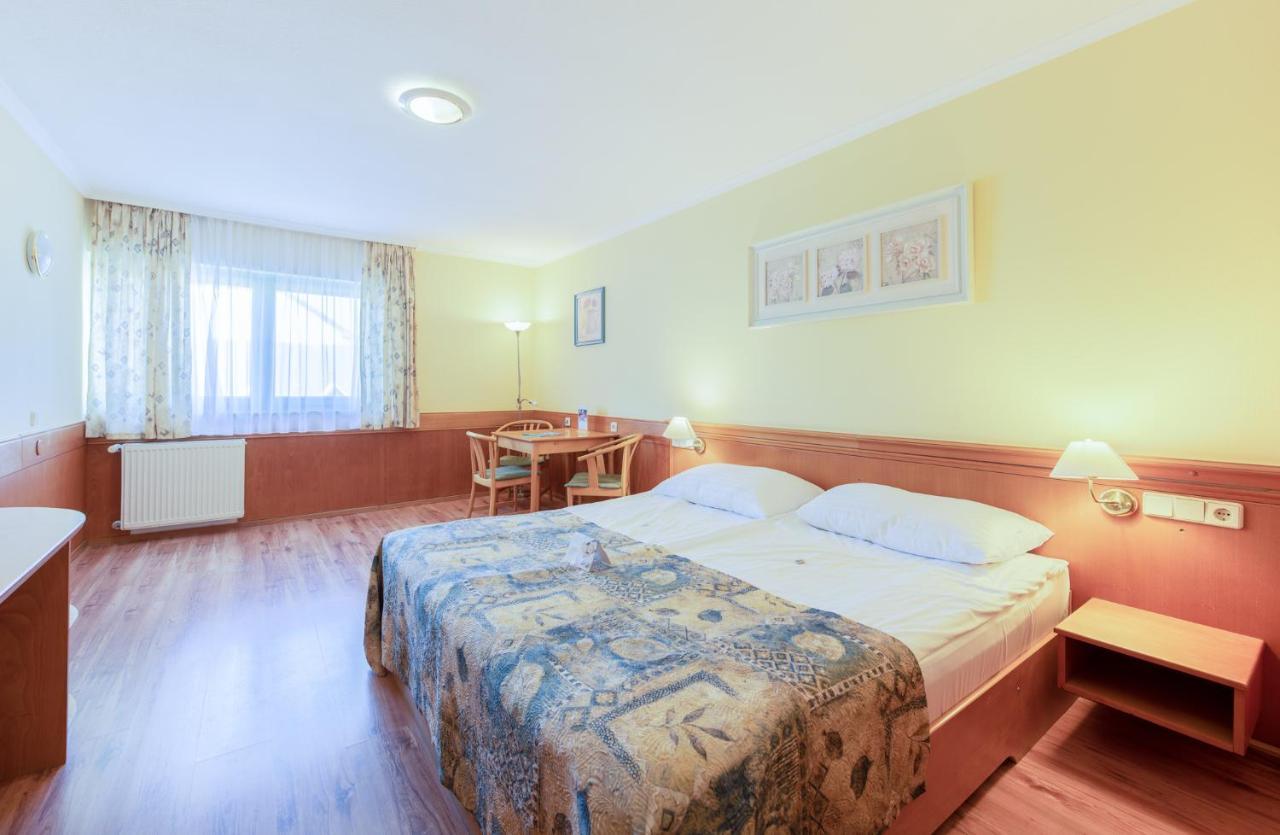Holiday Club Apartman Hotel เฮวิซ ภายนอก รูปภาพ